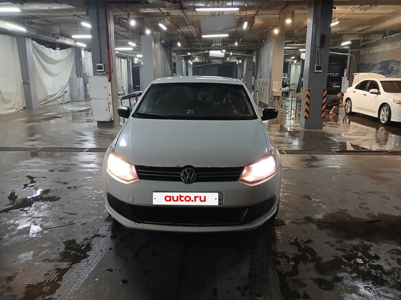 2016 Volkswagen Polo V Рестайлинг, белый, 380000 рублей