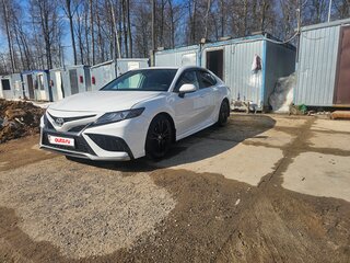 2020 Toyota Camry US Market VIII (XV70) Рестайлинг, белый, 2000000 рублей, вид 1