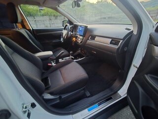2018 Mitsubishi Outlander III Рестайлинг 2, белый, 1999999 рублей, вид 3