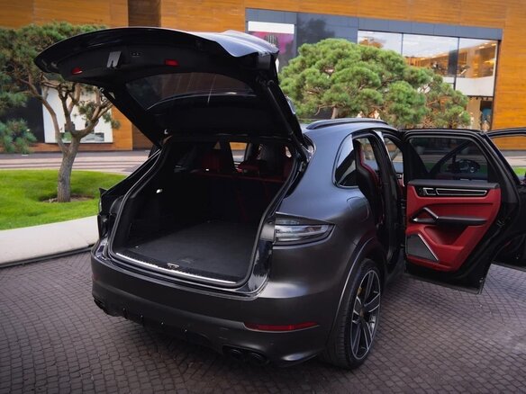 2020 Porsche Cayenne Turbo S E-Hybrid III, чёрный, 13000000 рублей - вид 14