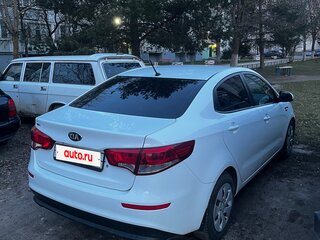 2016 Kia Rio III Рестайлинг, белый, 900000 рублей, вид 3