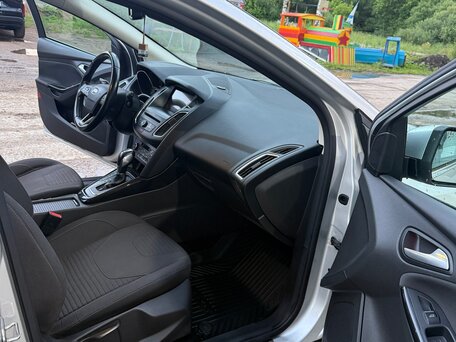2018 Ford Focus III Рестайлинг, серебристый, 890000 рублей, вид 5