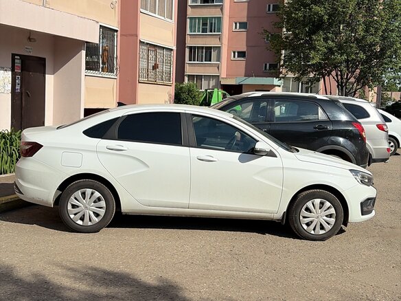 2024 Lada (ВАЗ) Vesta I Рестайлинг (NG), белый, 1250000 рублей - вид 3