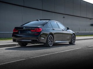 2017 BMW 7 серии Long 750Li xDrive VI (G11/G12), чёрный, 3000000 рублей, вид 3