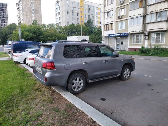 2009 Lexus LX 570 III, серый, 4000000 рублей - вид 4