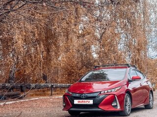 2017 Toyota Prius PHV ZVW52 Prime IV (XW50), красный, 2330000 рублей, вид 2