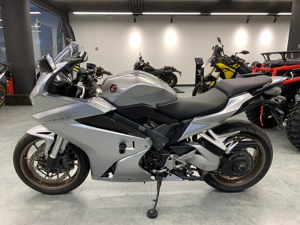 2017 Honda VFR 800, серый, 935000 рублей - вид 1