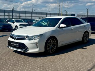 2015 Toyota Camry VII (XV50) Рестайлинг, белый, 2079990 рублей, вид 3