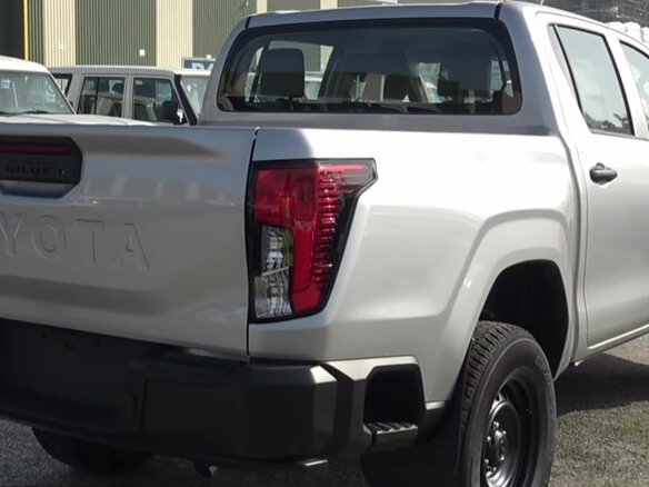 2026 Toyota Hilux IX, серебристый - вид 15