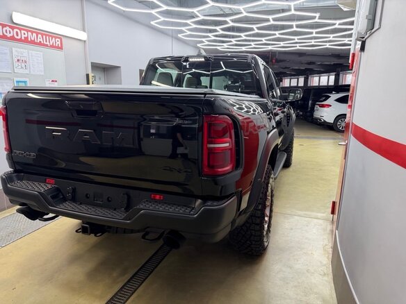 2025 Ram 1500 RHO V Рестайлинг, чёрный - вид 25