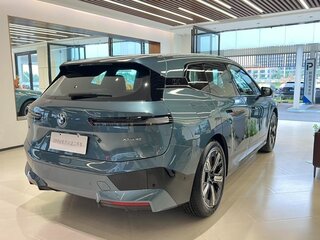 2025 BMW iX xDrive40 I (I20), зелёный, 6999666 рублей, вид 3
