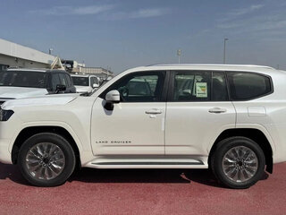 2025 Toyota Land Cruiser 300 Series, белый, 12400000 рублей, вид 3