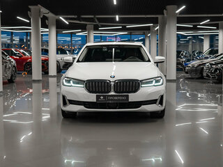 2022 BMW 5 серии 530i xDrive VII (G30/G31/G38) Рестайлинг, белый, 6250000 рублей, вид 3