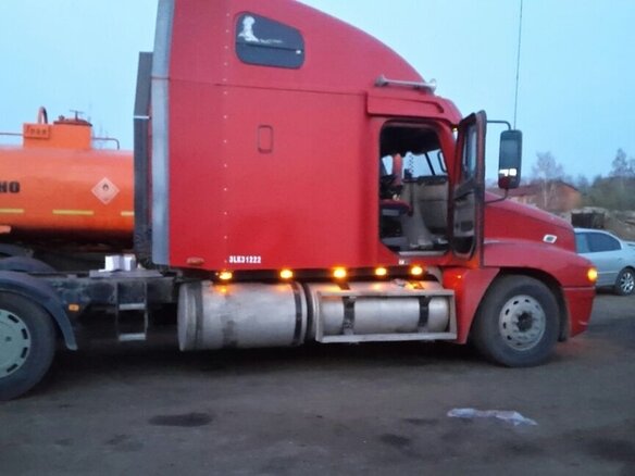 2002 Freightliner Columbia, красный, 1700000 рублей - вид 5