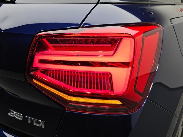2023 Audi Q2 35 TDI I Рестайлинг, синий - вид 23