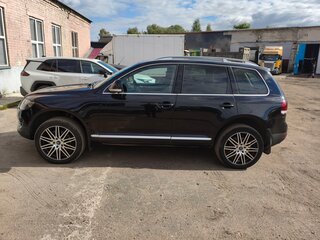 2008 Volkswagen Touareg I Рестайлинг, чёрный, 1750000 рублей, вид 3