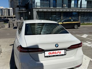 2023 BMW 5 серии 520i VIII (G60/G61/G68), белый, 5699000 рублей, вид 5