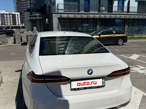 2023 BMW 5 серии 520i VIII (G60/G61/G68), белый, 5699000 рублей - вид 4