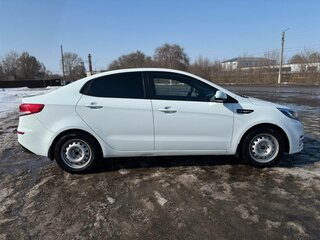2016 Kia Rio III Рестайлинг, белый, 900000 рублей, вид 2