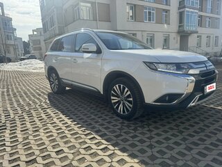 2019 Mitsubishi Outlander III Рестайлинг 3, белый, 1690000 рублей, вид 2