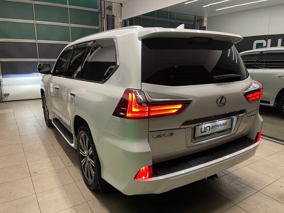 2018 Lexus LX 570 III Рестайлинг 2, белый - вид 3