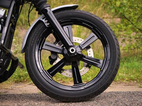 2025 Harley-Davidson Street Bob, серый, 1699000 рублей, вид 2
