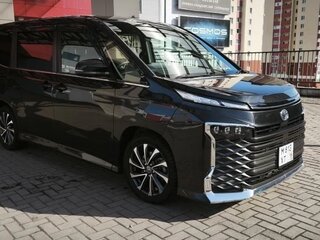 2022 Toyota Voxy IV (R90), чёрный, 3950000 рублей, вид 1