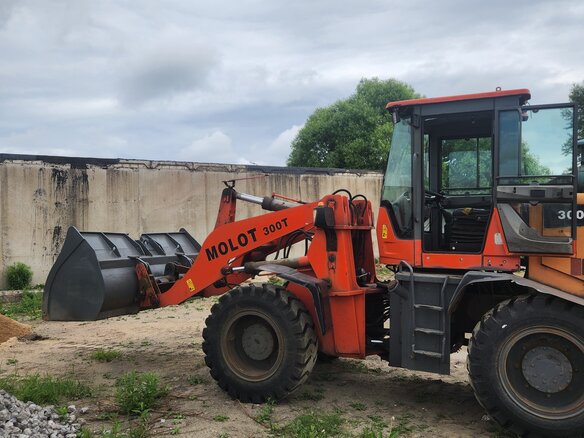 2021 Molot 300T, красный