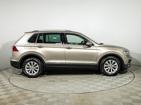 2017 Volkswagen Tiguan II, бежевый, 2099700 рублей, вид 4