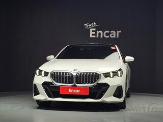 2024 BMW 5 серии 520i VIII (G60/G61/G68), белый, 5400000 рублей, вид 3