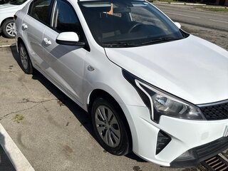 2021 Kia Rio IV Рестайлинг, белый, 1080000 рублей, вид 1