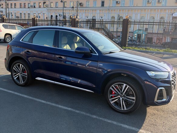 2021 Audi Q5 45 TFSI II (FY) Рестайлинг, синий, 4740000 рублей - вид 2