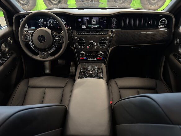 2025 Rolls-Royce Cullinan Black Badge I Рестайлинг (Series II), чёрный, 67900000 рублей - вид 1