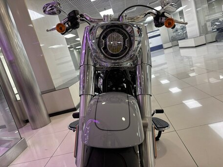 2024 Harley-Davidson Fat Boy, серый, 2550000 рублей, вид 2
