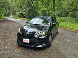 2020 Toyota Yaris IV, чёрный, 1215000 рублей, вид 2