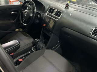 2018 Volkswagen Polo V Рестайлинг, бежевый, 700000 рублей, вид 5