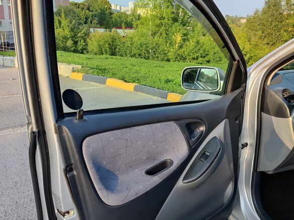 1999 Toyota Vitz I (P10), серебристый - вид 15