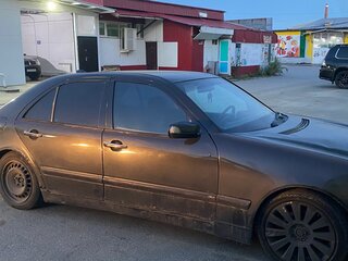 2001 Mercedes-Benz E-Класс 240 II (W210, S210) Рестайлинг, чёрный, 260000 рублей, вид 3