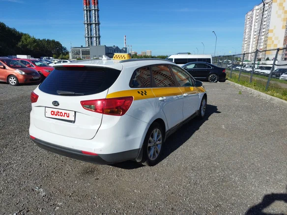 2017 Kia Ceed II Рестайлинг, белый, 680000 рублей - вид 1