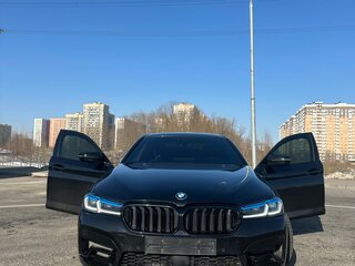 2020 BMW 5 серии 520d xDrive VII (G30/G31/G38), чёрный, 4000000 рублей, вид 3