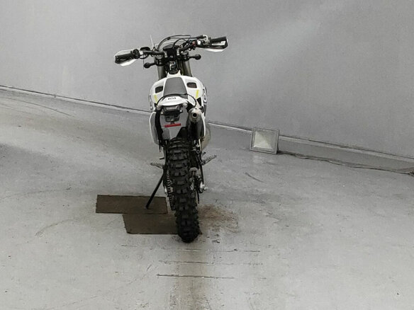 2022 Husqvarna TE 250, белый - вид 3