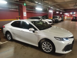 2021 Toyota Camry VIII (XV70) Рестайлинг, белый, 3100000 рублей, вид 1