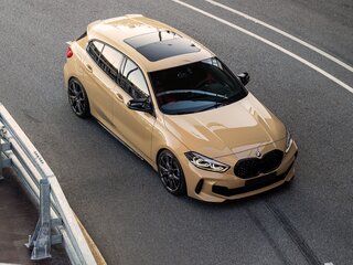 2021 BMW 1 серии M135i xDrive III (F40), бежевый, 4300000 рублей, вид 1