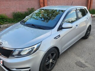 2016 Kia Rio III Рестайлинг, серебристый, 850000 рублей, вид 3