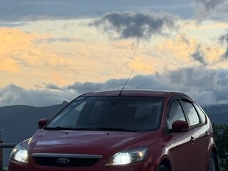2011 Ford Focus II Рестайлинг, красный, 900000 рублей, вид 5