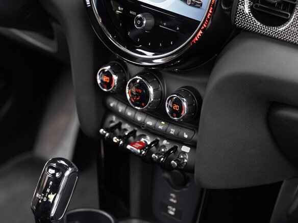 2022 Mini Hatch Cooper S III (F55/F56) Рестайлинг 2, серый, 3950000 рублей - вид 19