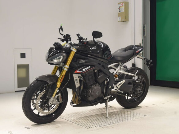 2021 Triumph Speed Triple, чёрный, 1200000 рублей - вид 3