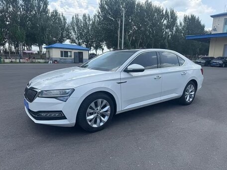 2021 Skoda Superb III Рестайлинг, белый, 1930000 рублей, вид 1