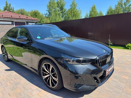 2025 BMW 5 серии 520d xDrive VIII (G60/G61/G68), чёрный, 8300000 рублей, вид 3