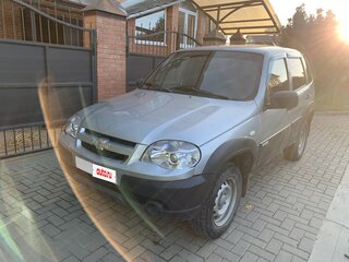 2014 Chevrolet Niva I Рестайлинг, серебристый, 615000 рублей, вид 2